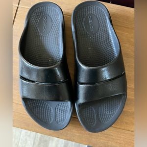 OOFOS Ooahh unisex slide in excellent pre owned condition. Size 7 men 9 women